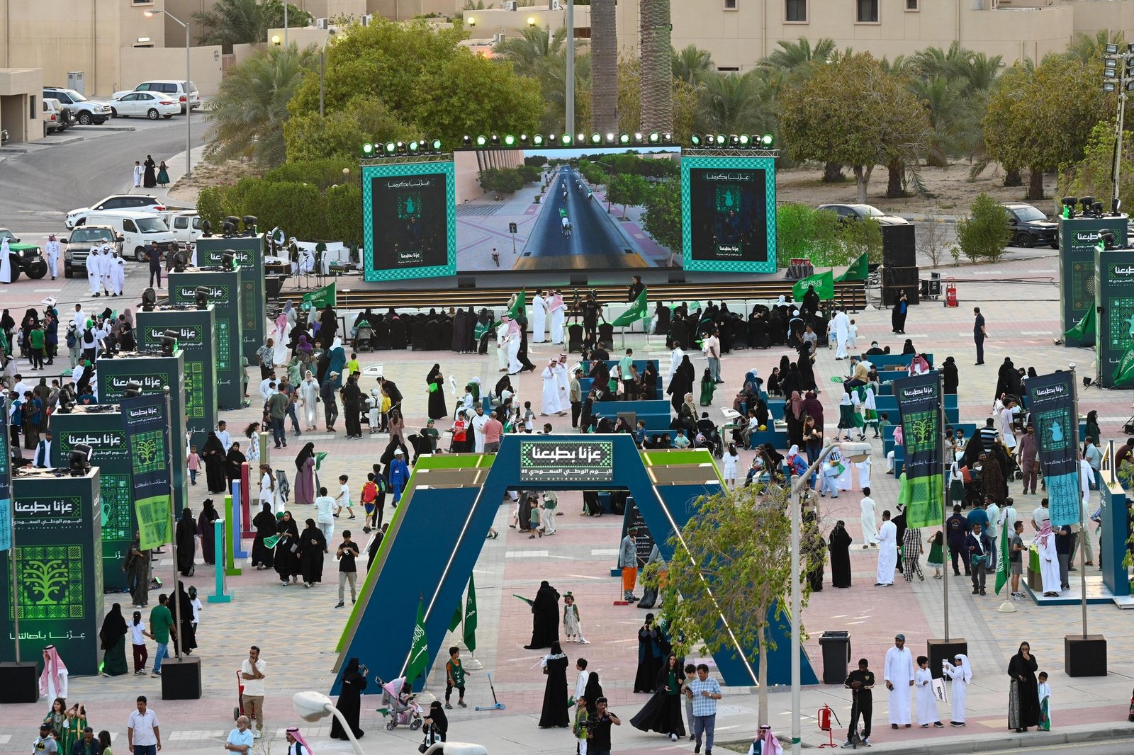 Premium cream VIP lounge seating with gold frame side tables for dignitaries at Saudi conference ceremony furniture rental Riyadh