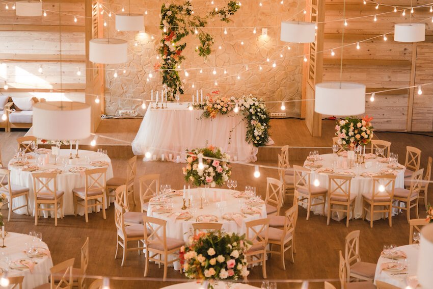 Intimate guest table with candles, gold frames and personal touches